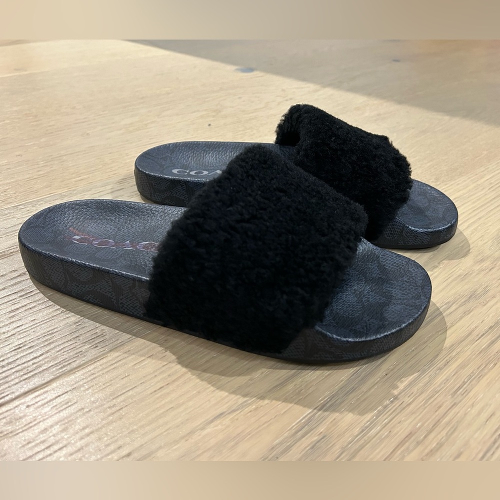 New with box Coach Men’s size 8 Black Sig Pool Slide with Shearling